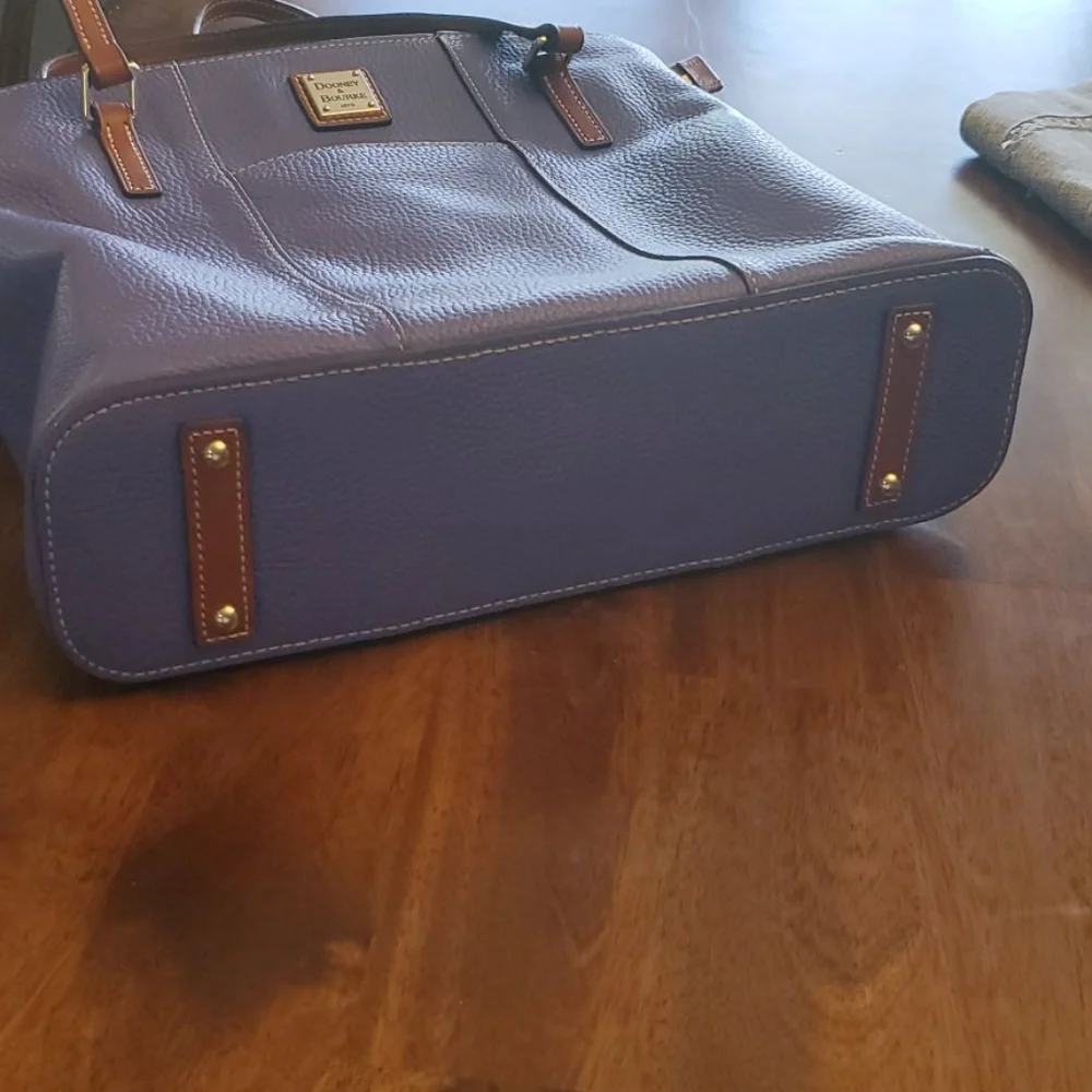 Large Dooney and Bourke tote. - Picture 6 of 7